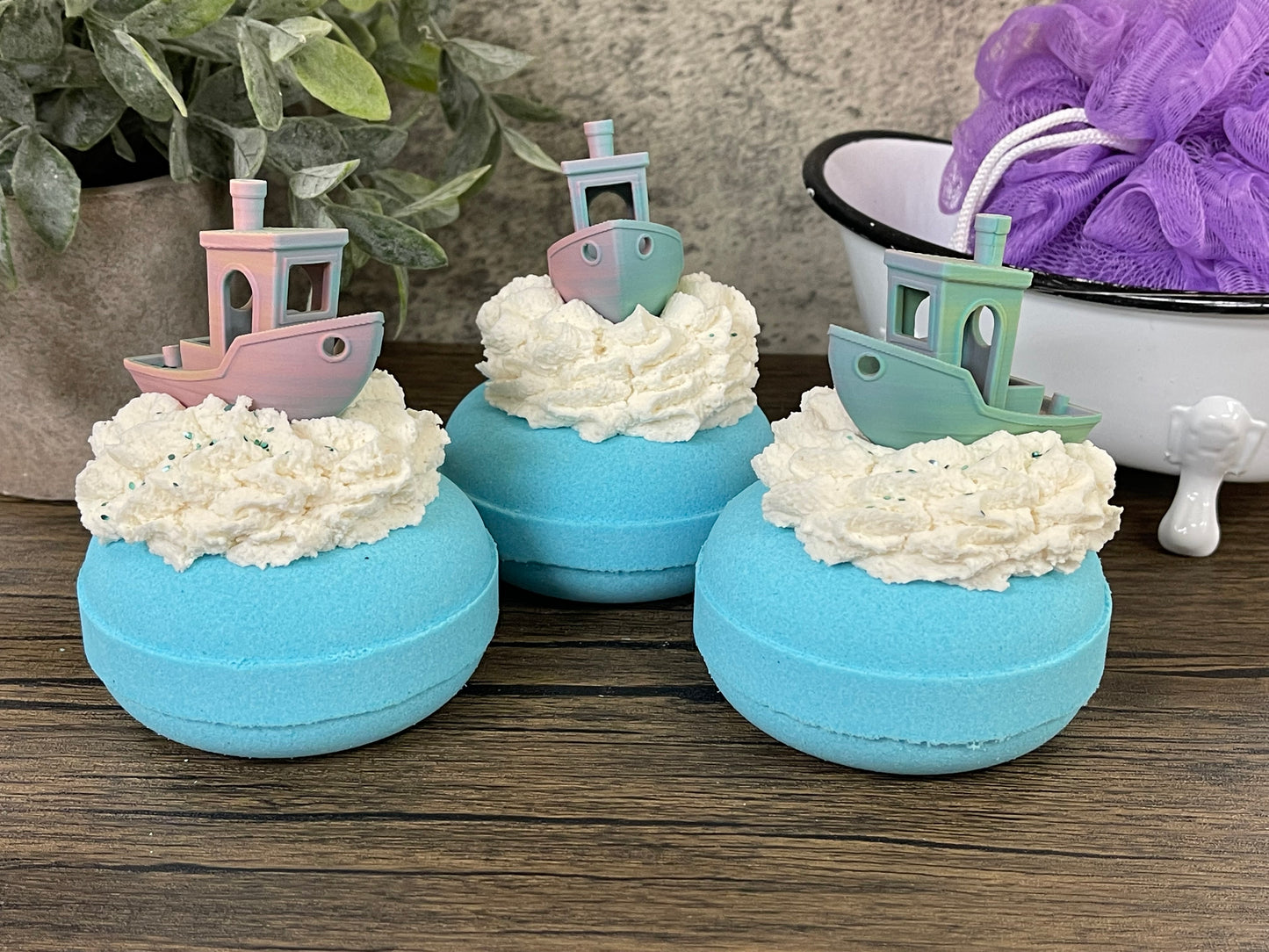 Tug boat bathbomb